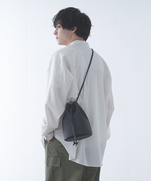 Alpinus(アルピナス)の「Alpinus - leatherpurse bag / レザー巾着バック(ショルダーバッグ・メンズ・ブラック・FREE)」の4枚目の写真