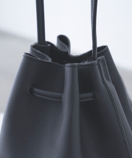 Alpinus(アルピナス)の「Alpinus - leatherpurse bag / レザー巾着バック(ショルダーバッグ・メンズ・ブラック・FREE)」の15枚目の写真