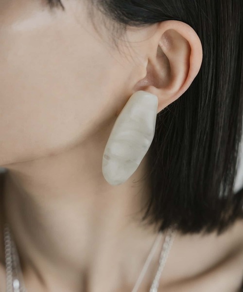 LAPUIS(ラピュイ)の「LAPUIS Stone Motifイヤリング(イヤリング・レディース・オレンジ/アイボリー・-)」の2枚目の写真