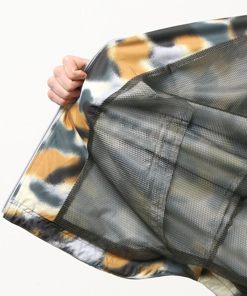KENZO(ケンゾー)の「Cloud Camo Ripstop Windbreaker M(ナイロンジャケット・メンズ・イエロー系その他3・SMALL/MEDIUM)」の3枚目の写真