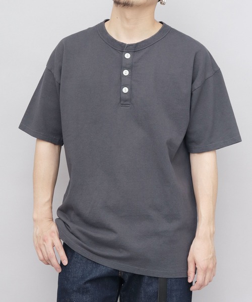 Goodwear(グッドウェア)の「7.6オンス USAコットン ヘンリーネック 半袖 Tシャツ レギュラーシルエット(Tシャツ/カットソー・メンズ・ホワイト/ブルー/グレー/ブラック系その他/ネイビー/ベージュ/ブラウン系その他/ブラック/スミクロ・M/L/XL)」の4枚目の写真