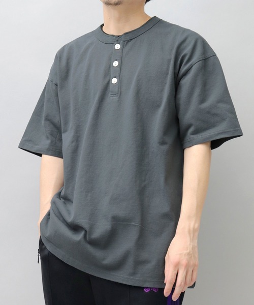 Goodwear(グッドウェア)の「7.6オンス USAコットン ヘンリーネック 半袖 Tシャツ レギュラーシルエット(Tシャツ/カットソー・メンズ・ホワイト/ブルー/グレー/ブラック系その他/ネイビー/ベージュ/ブラウン系その他/ブラック/スミクロ・M/L/XL)」の9枚目の写真