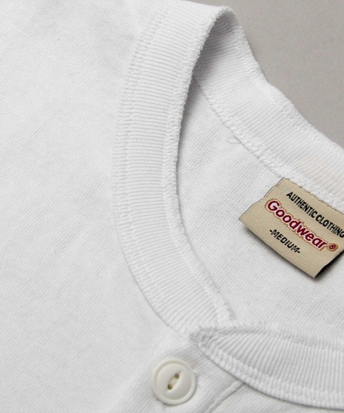 Goodwear(グッドウェア)の「7.6オンス USAコットン ヘンリーネック 半袖 Tシャツ レギュラーシルエット(Tシャツ/カットソー・メンズ・ホワイト/ブルー/グレー/ブラック系その他/ネイビー/ベージュ/ブラウン系その他/ブラック/スミクロ・M/L/XL)」の12枚目の写真
