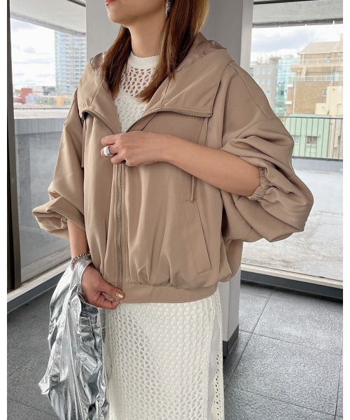 LiSeek（リシーク）の「【LiSeeK】フード付ボリュームスリーブブルゾン（ブルゾン・レディース・ベージュ/アイボリー/カーキ・FREE）」の2枚目の写真