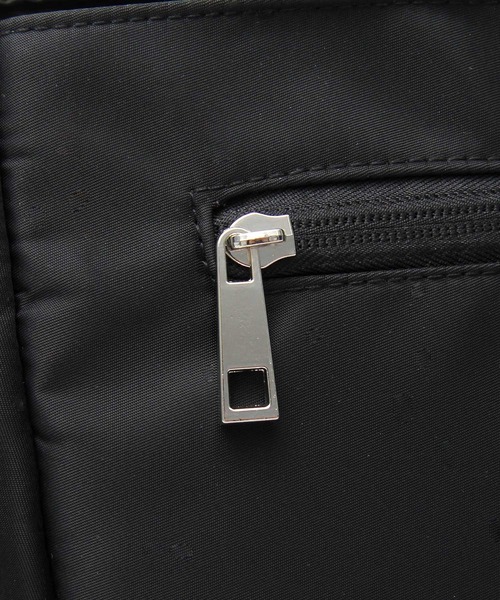 黒いジッパーポケット付きバッグ セキュリティ性を高める背面のジッパーポケット。⁠ ⁠ CHROME 1995-2025