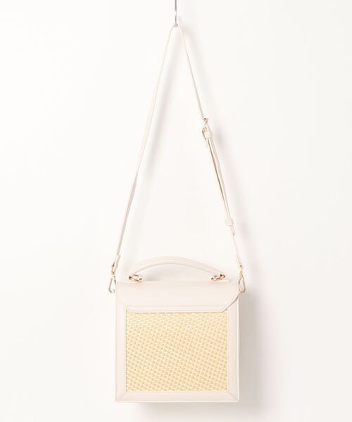 EDIT COLOGNE（エディットコロン）の「【美人百花4月号掲載商品】マテリアルコンビバッグ（ショルダーバッグ・レディース・ホワイト/ブラック・ﾌﾘ-）」の5枚目の写真