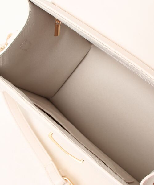 EDIT COLOGNE（エディットコロン）の「【美人百花4月号掲載商品】マテリアルコンビバッグ（ショルダーバッグ・レディース・ホワイト/ブラック・ﾌﾘ-）」の4枚目の写真