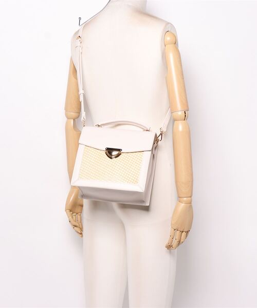 EDIT COLOGNE（エディットコロン）の「【美人百花4月号掲載商品】マテリアルコンビバッグ（ショルダーバッグ・レディース・ホワイト/ブラック・ﾌﾘ-）」の6枚目の写真