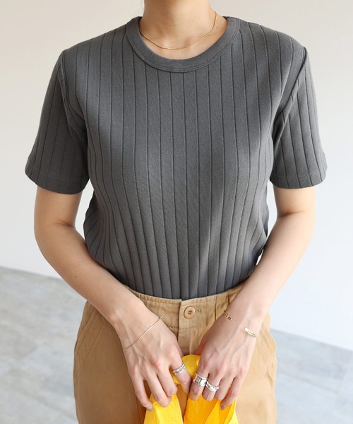 andme(アンドミー)の「コットンフライスワイドリブクルーネックTシャツ(Tシャツ/カットソー・レディース・チャコールグレー/ブラック/ブラウン/オフホワイト/レッド/グリーン/オレンジ・M/L)」の4枚目の写真