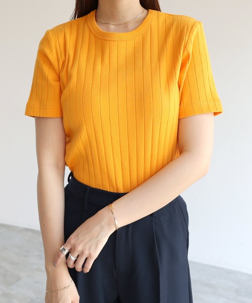 andme(アンドミー)の「コットンフライスワイドリブクルーネックTシャツ(Tシャツ/カットソー・レディース・チャコールグレー/ブラック/ブラウン/オフホワイト/レッド/グリーン/オレンジ・M/L)」の1枚目の写真
