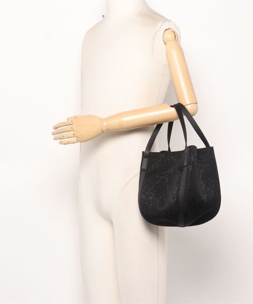 form forma（フォルムフォルマ）の「≪撥水加工付≫花柄ジャガードバッグ（ハンドバッグ・レディース・ブラック・FREE）」の2枚目の写真
