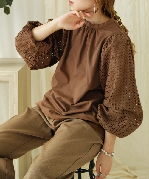 Bab（バブ）の「袖レースギャザーブラウス（シャツ/ブラウス・レディース・ブラック/ブラウン/オフホワイト・M）」の3枚目の写真