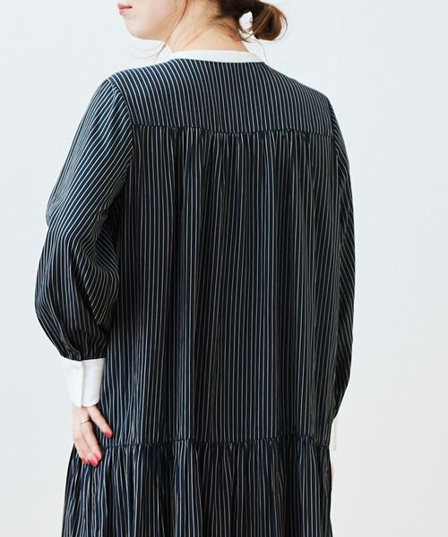 le.coeur blanc（ルクールブラン）の「カッセンストライプギャザーシャツワンピース（シャツワンピース・レディース・ベージュ系その他2/ブルー系その他4・38）」の10枚目の写真