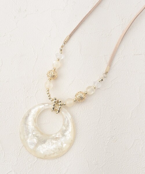 SHOO・LA・RUE(シューラルー)の「◆シェル月の輪ネックレス(ネックレス・レディース・ブルー/オフホワイト/グレー/キャメル/サンドベージュ・00)」の2枚目の写真