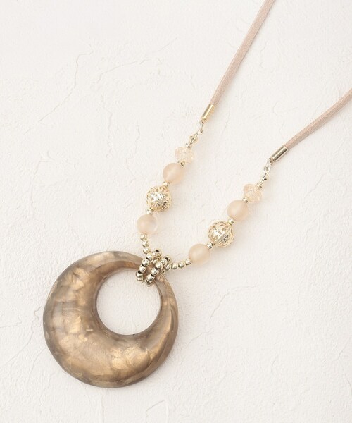 SHOO・LA・RUE(シューラルー)の「◆シェル月の輪ネックレス(ネックレス・レディース・ブルー/オフホワイト/グレー/キャメル/サンドベージュ・00)」の4枚目の写真
