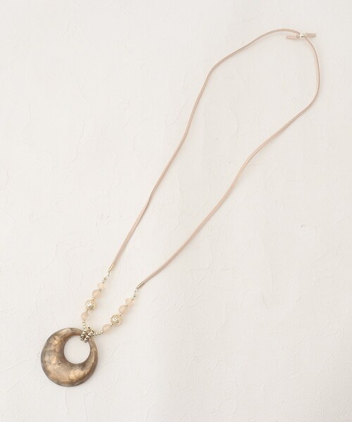 SHOO・LA・RUE(シューラルー)の「◆シェル月の輪ネックレス(ネックレス・レディース・ブルー/オフホワイト/グレー/キャメル/サンドベージュ・00)」の7枚目の写真