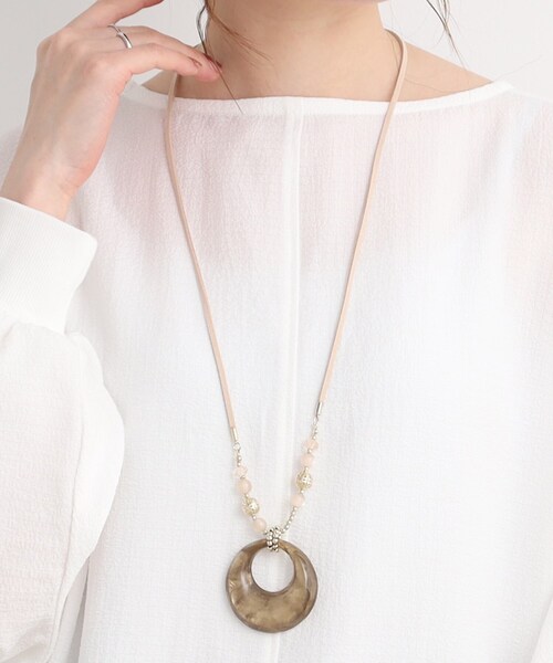 SHOO・LA・RUE(シューラルー)の「◆シェル月の輪ネックレス(ネックレス・レディース・ブルー/オフホワイト/グレー/キャメル/サンドベージュ・00)」の10枚目の写真