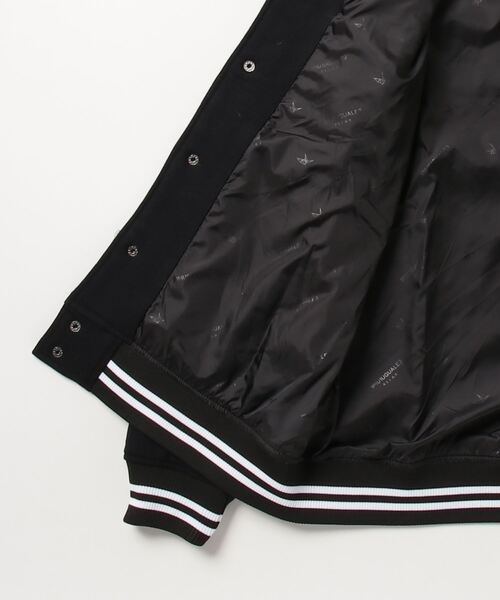 1piu1uguale3 RELAX（ウノピュウノウグァーレトレリラックス）の「1PIU1UGUALE3 RELAX/ウノピゥ ウノ ウグァーレ トレ リラックス/バックロゴスウェットスタジアムジャンパー（スタジャン・メンズ・ブラック・L/M/XL）」の3枚目の写真