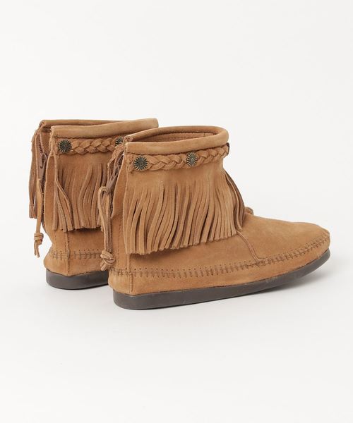 Minnetonka(ミネトンカ)の「フリンジショートブーツ(ブーツ・レディース・ブラウン系その他・7/6/6.5/5.5)」の2枚目の写真