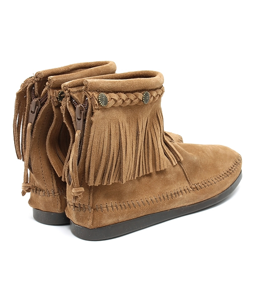 Minnetonka(ミネトンカ)の「フリンジショートブーツ(ブーツ・レディース・ブラウン系その他・7/6/6.5/5.5)」の4枚目の写真