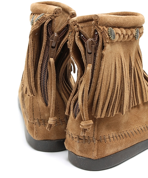 Minnetonka(ミネトンカ)の「フリンジショートブーツ(ブーツ・レディース・ブラウン系その他・7/6/6.5/5.5)」の8枚目の写真