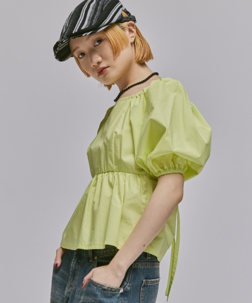 FEKETE（フェケテ）の「BACK OPEN RIBBON BLOUSE / パフスリーブバック
