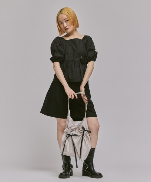 LOHEN バックオープンブラウス　ブラック FEKETE（フェケテ）の「BACK OPEN RIBBON BLOUSE / パフスリーブバック