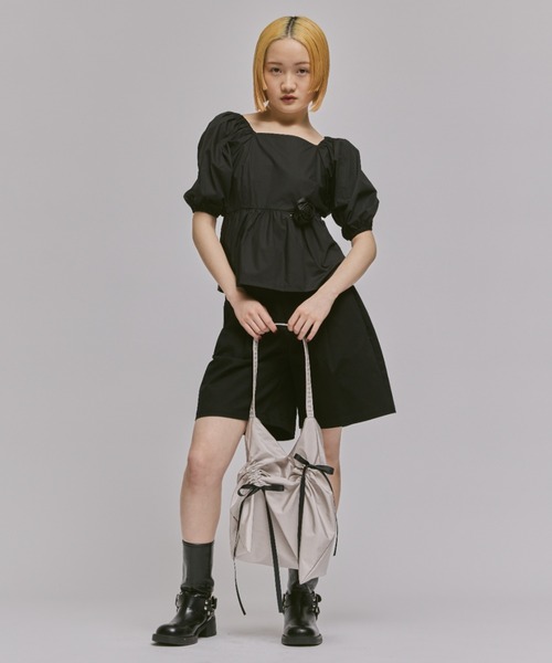 LOHEN バックオープンブラウス　ブラック FEKETE（フェケテ）の「BACK OPEN RIBBON BLOUSE / パフスリーブバック