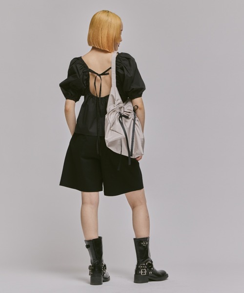 FEKETE（フェケテ）の「BACK OPEN RIBBON BLOUSE / パフスリーブ