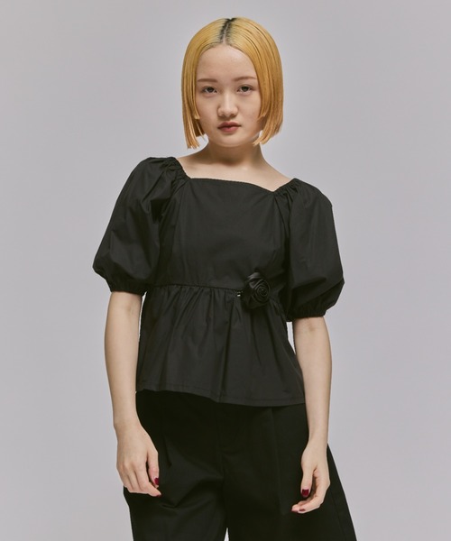 FEKETE（フェケテ）の「BACK OPEN RIBBON BLOUSE / パフスリーブバック