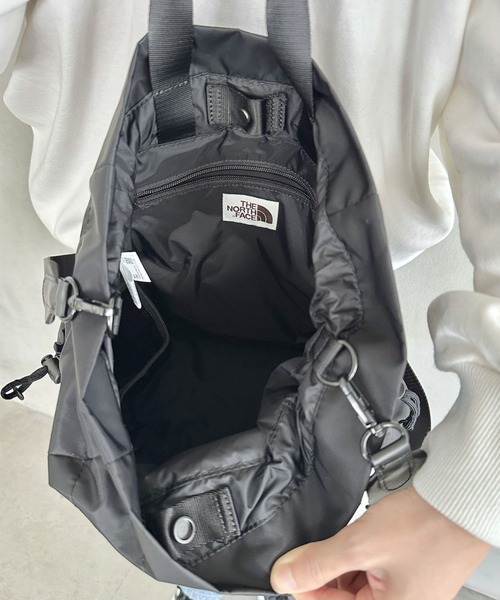 THE NORTH FACE(ザノースフェイス)の「国内未発売 THE NORTH FACE(ザ・ノースフェイス)/5WAY 巾着型バッグ ショルダー リュック/W LIGHT BONNEY PACK(バックパック/リュック・レディース・ホワイト/ブラック/ダークブラウン/グレー/ピンク・FREE)」の16枚目の写真