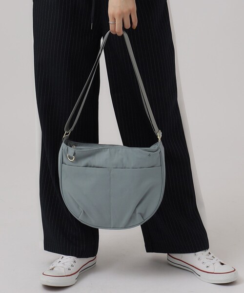 SHOO・LA・RUE(シューラルー)の「◆【撥水/軽量】オールシーズン使える フロント2ポケット ショルダーバッグ(ショルダーバッグ・レディース・ブラック/グレー/イエロー/ブルー・00)」の11枚目の写真