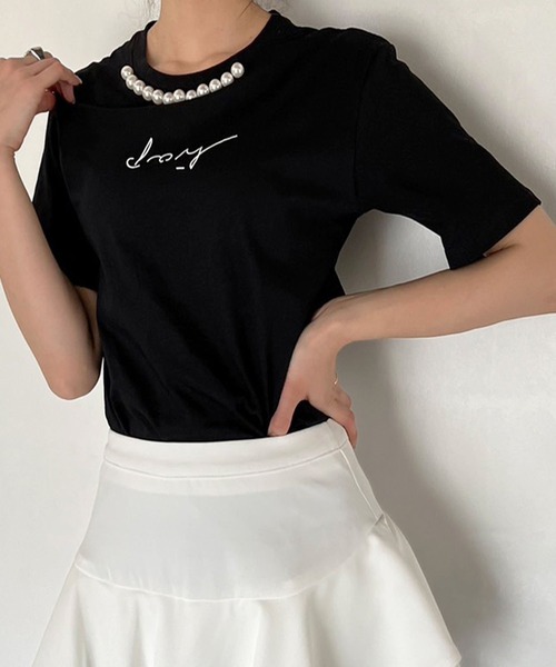 Jewelobe(ジュエローブ)の「ネックパールニュアンスロゴTシャツ(Tシャツ/カットソー・レディース・ブラック/ベージュ/ホワイト・FREE)」の1枚目の写真