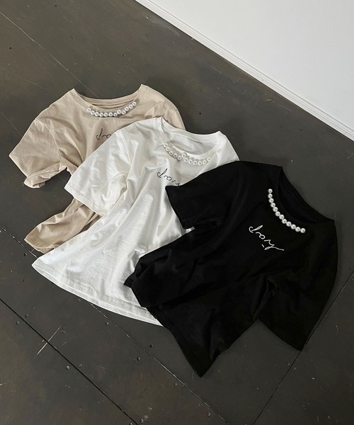 Jewelobe(ジュエローブ)の「ネックパールニュアンスロゴTシャツ(Tシャツ/カットソー・レディース・ブラック/ベージュ/ホワイト・FREE)」の4枚目の写真
