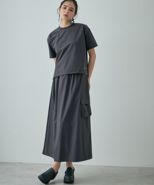GENE HEAVENS（ジーンヘブンズ）の「(GENE HEAVENS×THOUSAND MILE)<ONLINE STORE限定>ステップヘムトップス＆ラップライク カーゴポケットスカート セットアップ（ワンピース・レディース・グレー/ブラック・FREE）」の3枚目の写真