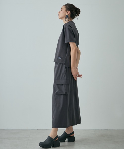 GENE HEAVENS（ジーンヘブンズ）の「(GENE HEAVENS×THOUSAND MILE)<ONLINE STORE限定>ステップヘムトップス＆ラップライク カーゴポケットスカート セットアップ（ワンピース・レディース・グレー/ブラック・FREE）」の4枚目の写真