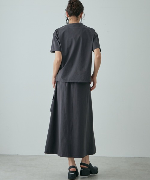 GENE HEAVENS（ジーンヘブンズ）の「(GENE HEAVENS×THOUSAND MILE)<ONLINE STORE限定>ステップヘムトップス＆ラップライク カーゴポケットスカート セットアップ（ワンピース・レディース・グレー/ブラック・FREE）」の5枚目の写真