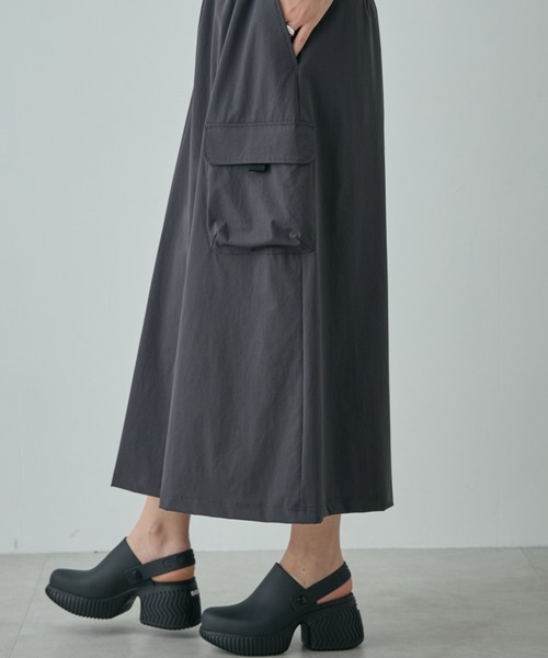 GENE HEAVENS（ジーンヘブンズ）の「(GENE HEAVENS×THOUSAND MILE)<ONLINE STORE限定>ステップヘムトップス＆ラップライク カーゴポケットスカート セットアップ（ワンピース・レディース・グレー/ブラック・FREE）」の13枚目の写真