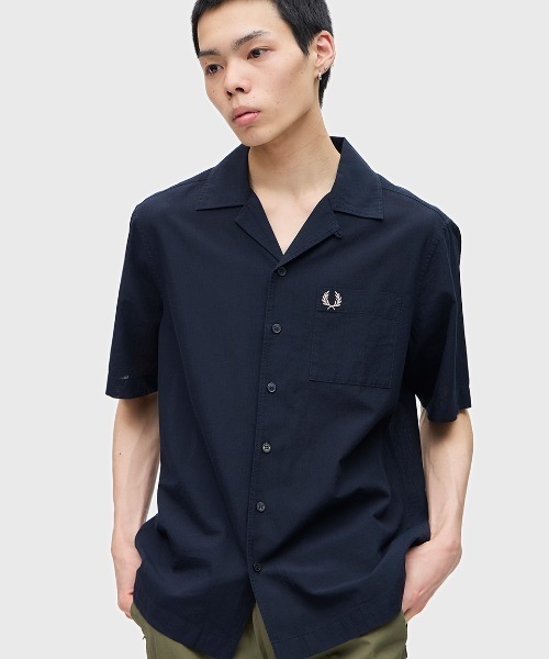 FRED PERRY（フレッドペリー）の「Lightweight Texture Revere Collar Shirt／ライトウェイトテクスチャーオープンカラーシャツ（シャツ/ブラウス・メンズ・ネイビー/グレー/サックスブルー/ネイビー系/ライトオリーブ/ピンク・M/L）」の3枚目の写真
