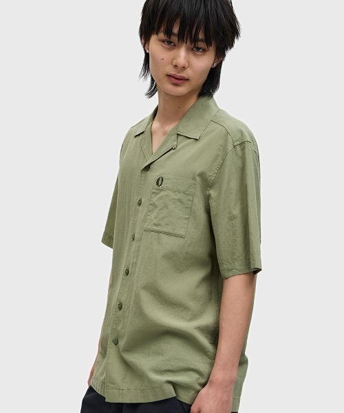 FRED PERRY（フレッドペリー）の「Lightweight Texture Revere Collar Shirt／ライトウェイトテクスチャーオープンカラーシャツ（シャツ/ブラウス・メンズ・ネイビー/グレー/サックスブルー/ネイビー系/ライトオリーブ/ピンク・M/L）」の2枚目の写真