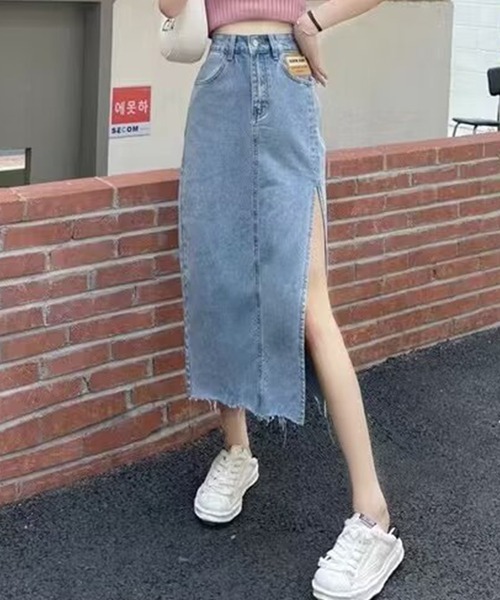 lilful(リルフル)の「パッチ付き サイドスリット デニムロングスカート(デニムスカート・レディース・ブラック/ブルー・S/L/M)」の2枚目の写真
