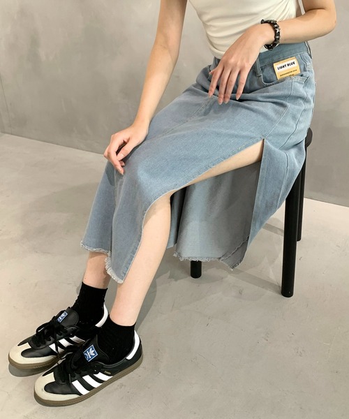 lilful(リルフル)の「パッチ付き サイドスリット デニムロングスカート(デニムスカート・レディース・ブラック/ブルー・S/L/M)」の8枚目の写真