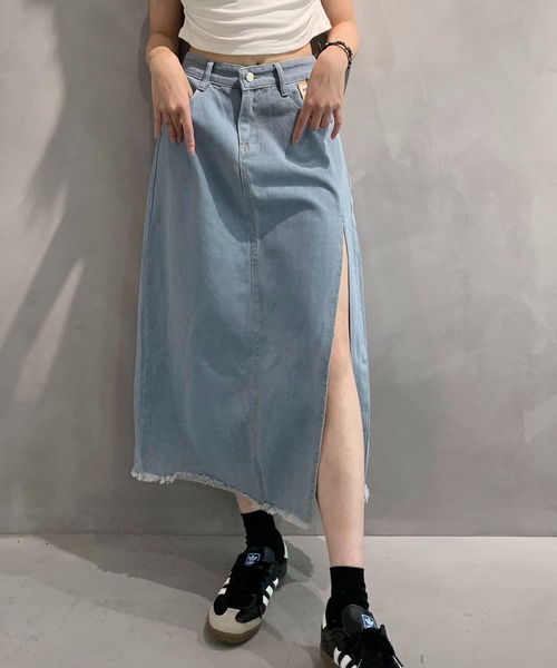 lilful(リルフル)の「パッチ付き サイドスリット デニムロングスカート(デニムスカート・レディース・ブラック/ブルー・S/L/M)」の13枚目の写真