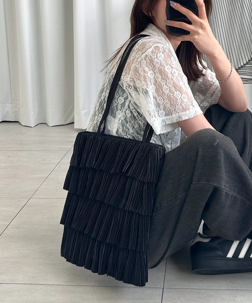 apres jour mignon(アプレジュールミニョン)の「【apresjour mignon×ARIAZ】プリーツフリルトートバッグ(トートバッグ・レディース・ピンク/オフホワイト/ブラック・ONESIZE)」の1枚目の写真