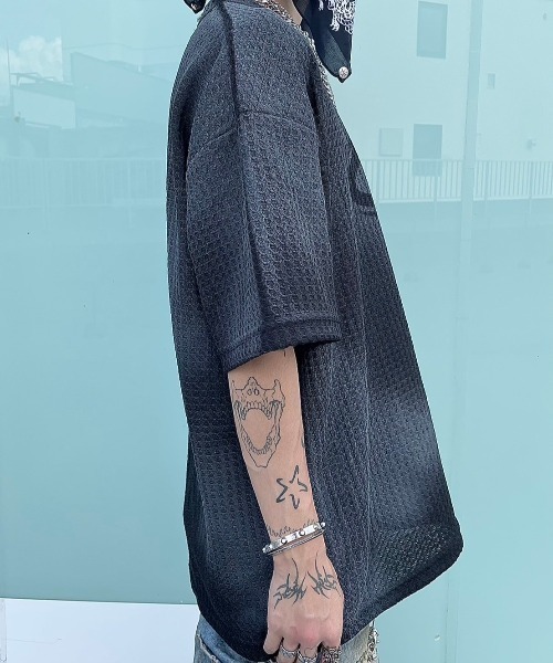 XU(エックスユー)の「ストリートファッション XU エックスユー washing waffle tee ウォッシングワッフルTシャツ ロゴTシャツ 半袖トップス 半袖Tシャツ オーバーサイズ 韓国ファッション 韓国ストリート(Tシャツ/カットソー・メンズ・ホワイト/ブラック/グレー・ONE SIZE)」の5枚目の写真