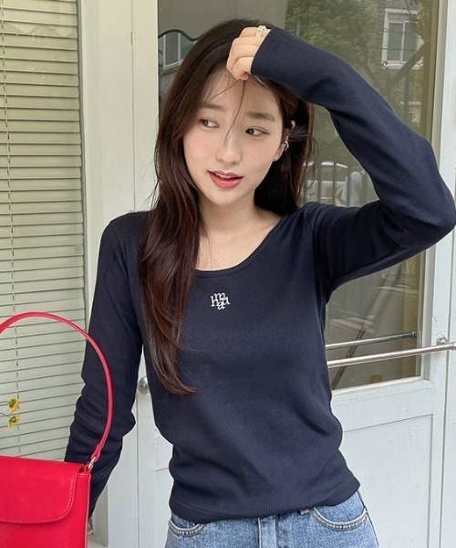 muahmuah(ムーアムーア)の「A'GEM/9 × .kom『muah muah/ムーアムーア』STITCH U NECK LONG SLEEVE T-SHIRT/ステッチUネックロングシャツ(Tシャツ/カットソー・レディース・ブラック/ライトブルー/アイボリー/ライトグレー/グレー/ネイビー/A・FREE)」の6枚目の写真