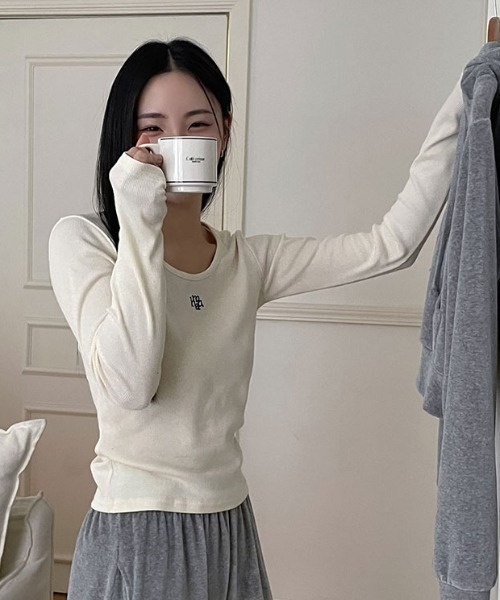 muahmuah(ムーアムーア)の「A'GEM/9 × .kom『muah muah/ムーアムーア』STITCH U NECK LONG SLEEVE T-SHIRT/ステッチUネックロングシャツ(Tシャツ/カットソー・レディース・ブラック/ライトブルー/アイボリー/ライトグレー/グレー/ネイビー/A・FREE)」の7枚目の写真