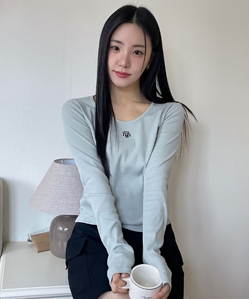 muahmuah(ムーアムーア)の「A'GEM/9 × .kom『muah muah/ムーアムーア』STITCH U NECK LONG SLEEVE T-SHIRT/ステッチUネックロングシャツ(Tシャツ/カットソー・レディース・ブラック/ライトブルー/アイボリー/ライトグレー/グレー/ネイビー/A・FREE)」の2枚目の写真