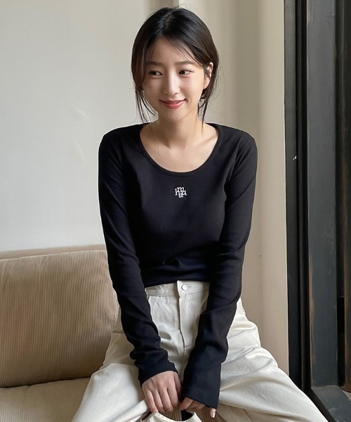 muahmuah(ムーアムーア)の「A'GEM/9 × .kom『muah muah/ムーアムーア』STITCH U NECK LONG SLEEVE T-SHIRT/ステッチUネックロングシャツ(Tシャツ/カットソー・レディース・ブラック/ライトブルー/アイボリー/ライトグレー/グレー/ネイビー/A・FREE)」の1枚目の写真