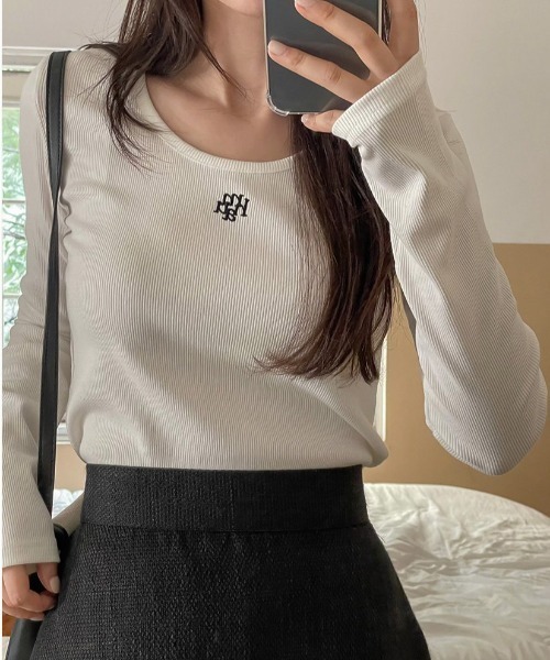 muahmuah(ムーアムーア)の「A'GEM/9 × .kom『muah muah/ムーアムーア』STITCH U NECK LONG SLEEVE T-SHIRT/ステッチUネックロングシャツ(Tシャツ/カットソー・レディース・ブラック/ライトブルー/アイボリー/ライトグレー/グレー/ネイビー/A・FREE)」の9枚目の写真